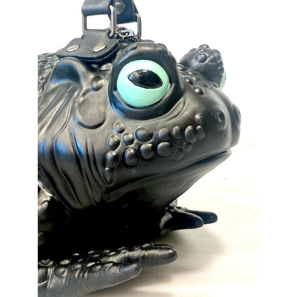 Gothic Black Toad Handbag with Green Glow Eyes - Stylish Vegan Crossbody Purse - Picture 3 of 7